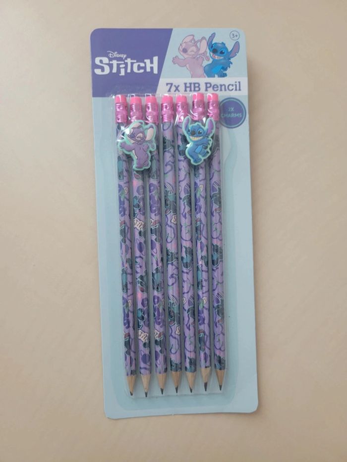 Lot de 7 crayons Stitch + charms