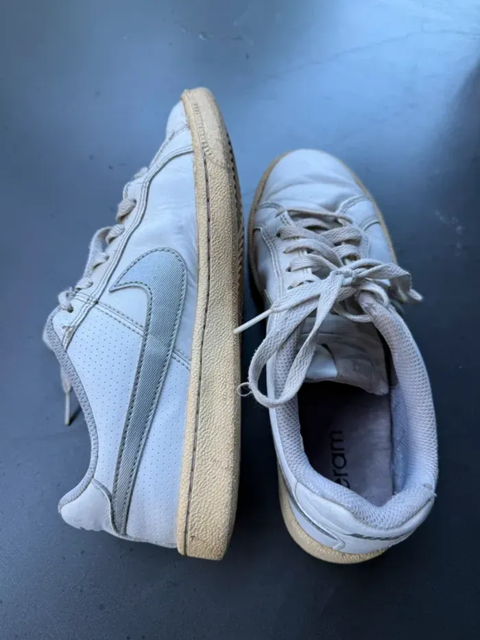Basket Nike femme blanche avec virgule argenté pointure 38 - photo numéro 1