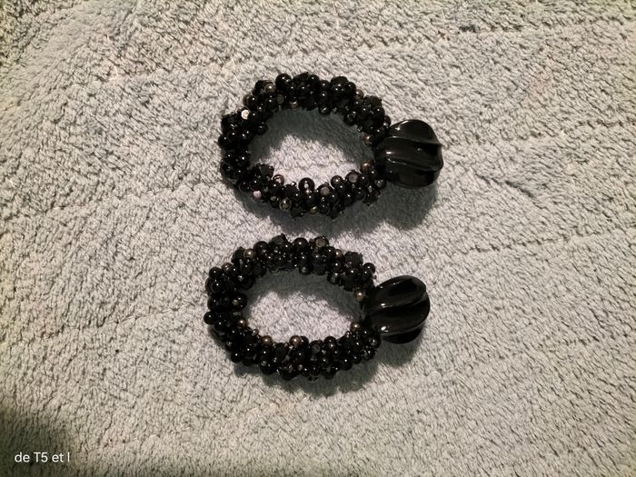 Boucle d'oreille pendante noire perles