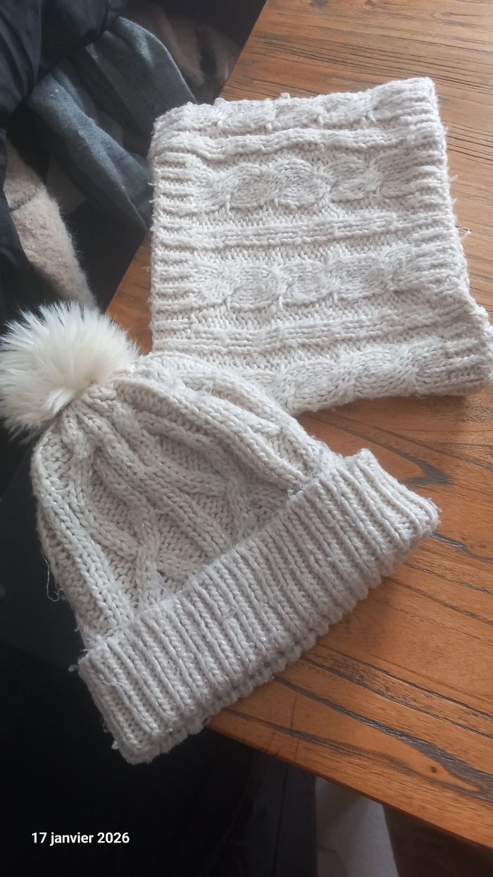 Ensemble 2 pièces bonnet cache cou beige 6/8ans bon état - photo numéro 3