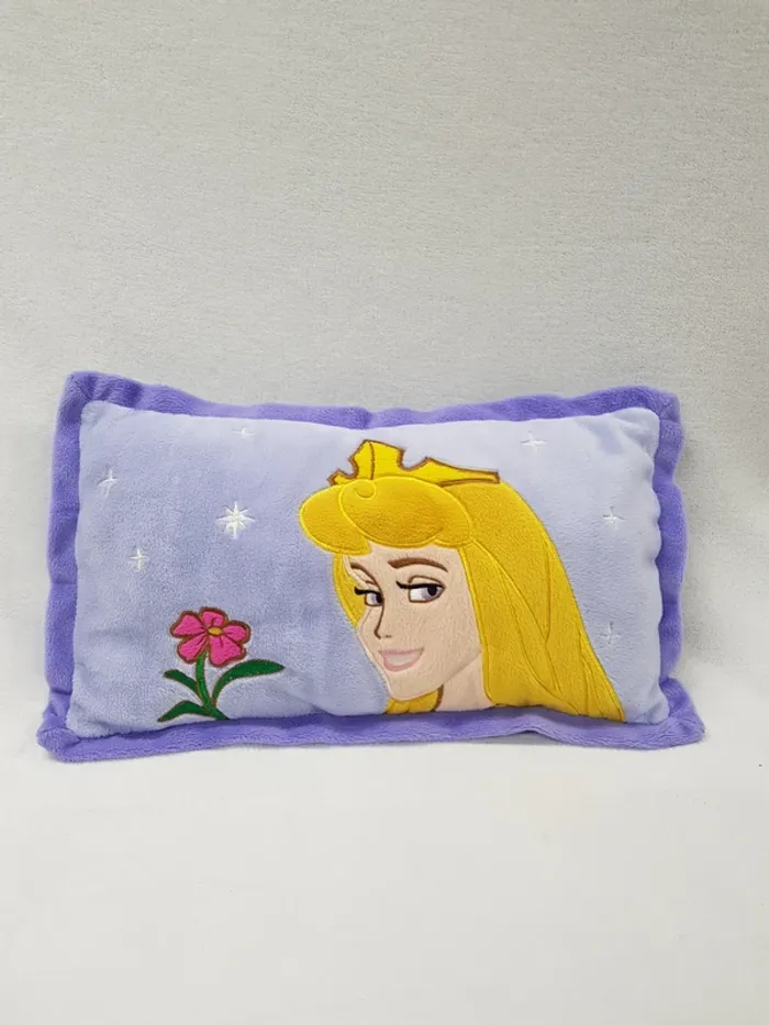 Coussin peluche princesse aurore la belle au bois dormant disney