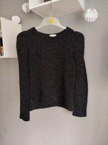 Pull avec épaulettes taille XS.
