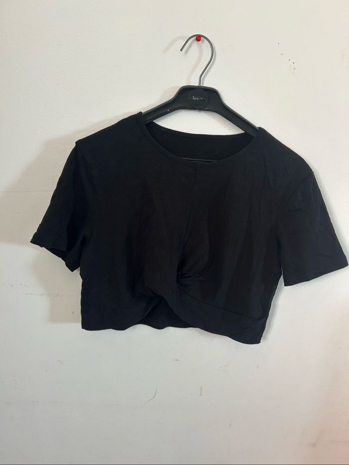 Tee-shirts court