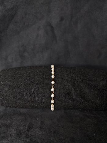 Bracelet fin doré orné de perles blanches – 21,5 cm ajustable