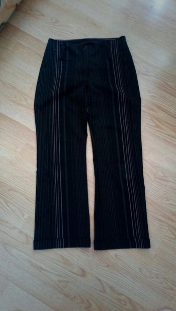 pantalon tailleur noir rayure rose pâle. Femme. taille 38.