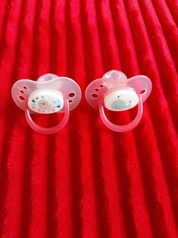 2 sucettes bébé fille