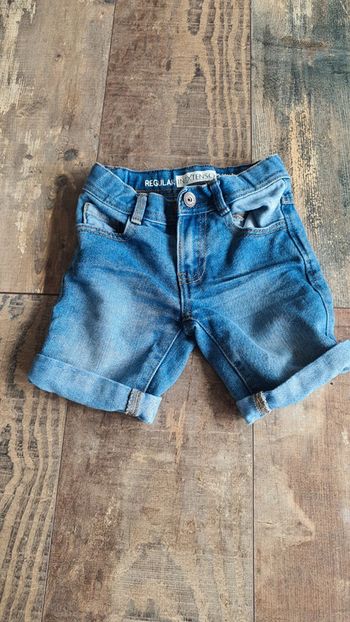 Short en jean kiabi 3 ans en très bon état
