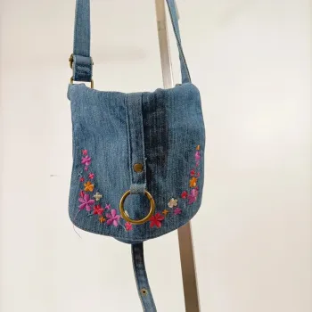 Sac bandoulière en jean bleu brodé de fleurs roses et rouges S031