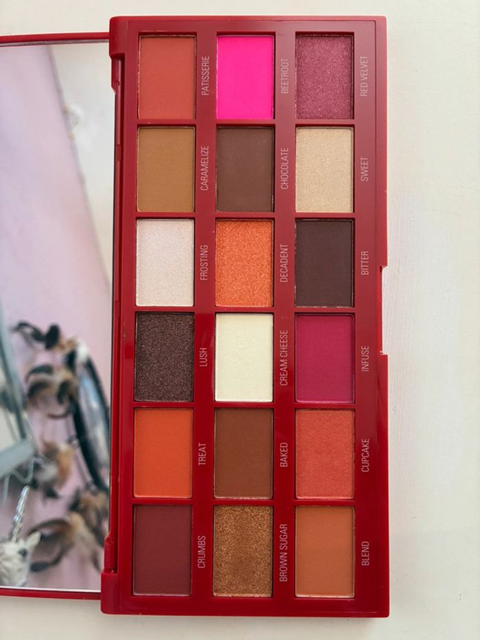 Palette chocolate Red Velvet, 18 fards, Makeup Revolution. - photo numéro 3
