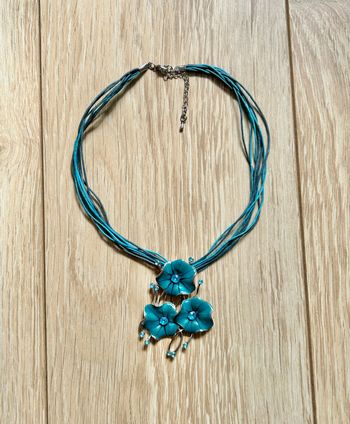 Collier fantaisie bleu turquoise Fleurs et strass