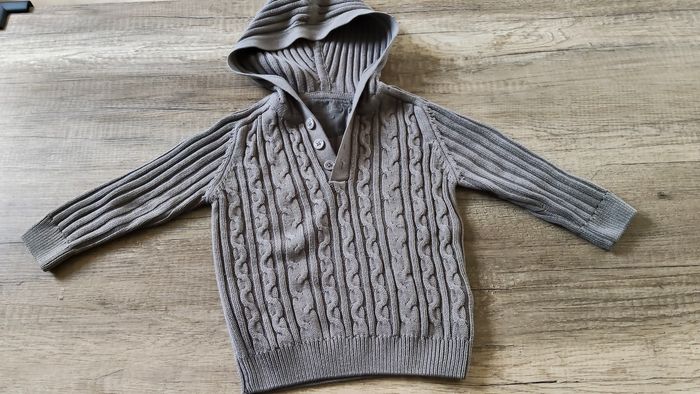 Pull marron à capuche 3 ans