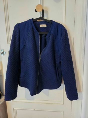 Veste courte bleue foncée effet matelassé