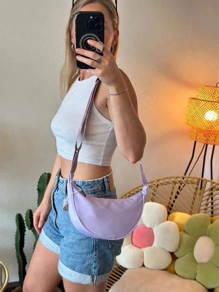 Sac bandoulière en forme de demi-lune lila - photo numéro 2