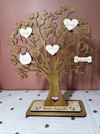 Arbre familial en bois personnalisé – jusqu’à 12 prénoms (cœurs, ailes d’ange, os, tête de chat)