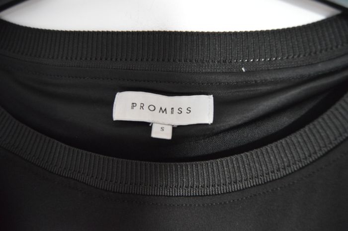 Robe noire Promiss S – drapé élégant & coupe chic - photo numéro 2