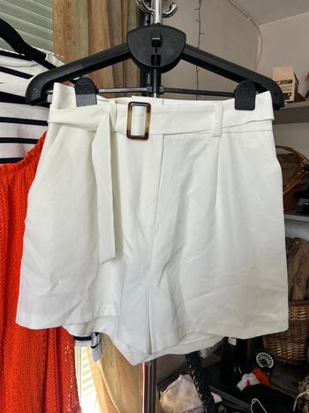 Short à ceinture crème