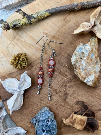 Boucles d’oreilles pendantes dépareillées macramé chaînes pierres Quartz et Jaspe