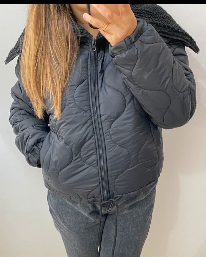 Veste  Courte Matelassée Noire Avec Un Grand Col Fausse Fourrure Taille Unique - photo numéro 2