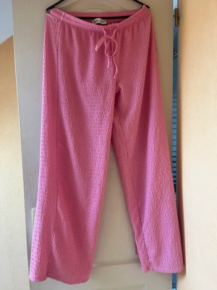 pantalon droit rose plissé gaufré bershka