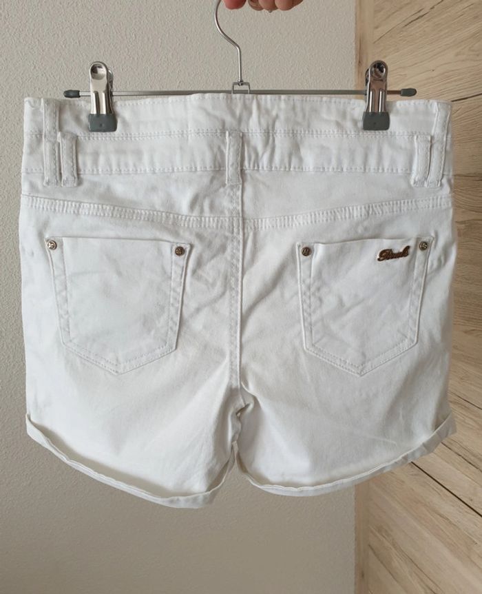 Short blanc retroussé - photo numéro 3