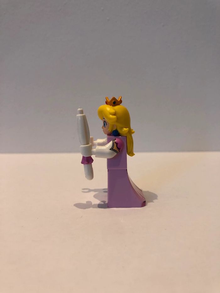 Figurine type lego princesse Peach. Super Mario - photo numéro 2