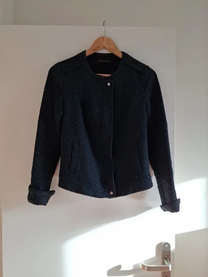 Jolie veste bleu marine avec motifs fleuris brodés - 36 - excellent état - photo numéro 2