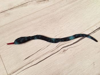 Jeu jouet figurine serpent en tissu bleu vert 