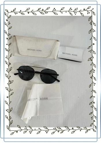 Lunettes de soleil Michael Kors MK 1021 (Lon)11696G, très bon état juste la boite qui est sale