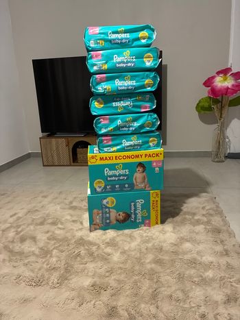 Lot de 482 couches Pampers  neuf 