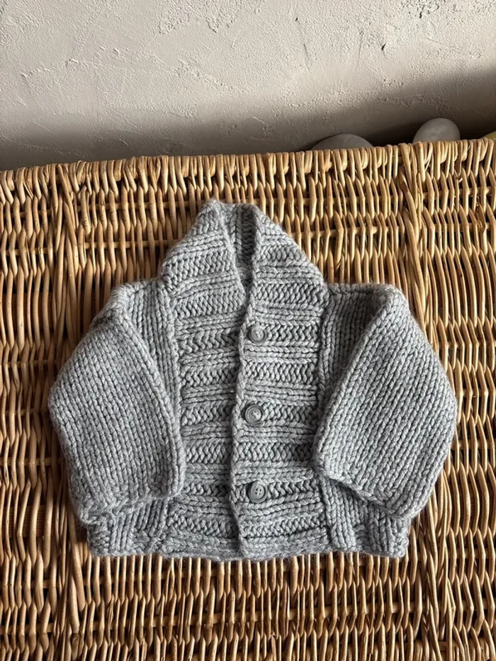 Gilet en laine fais main 12mois en très bon état