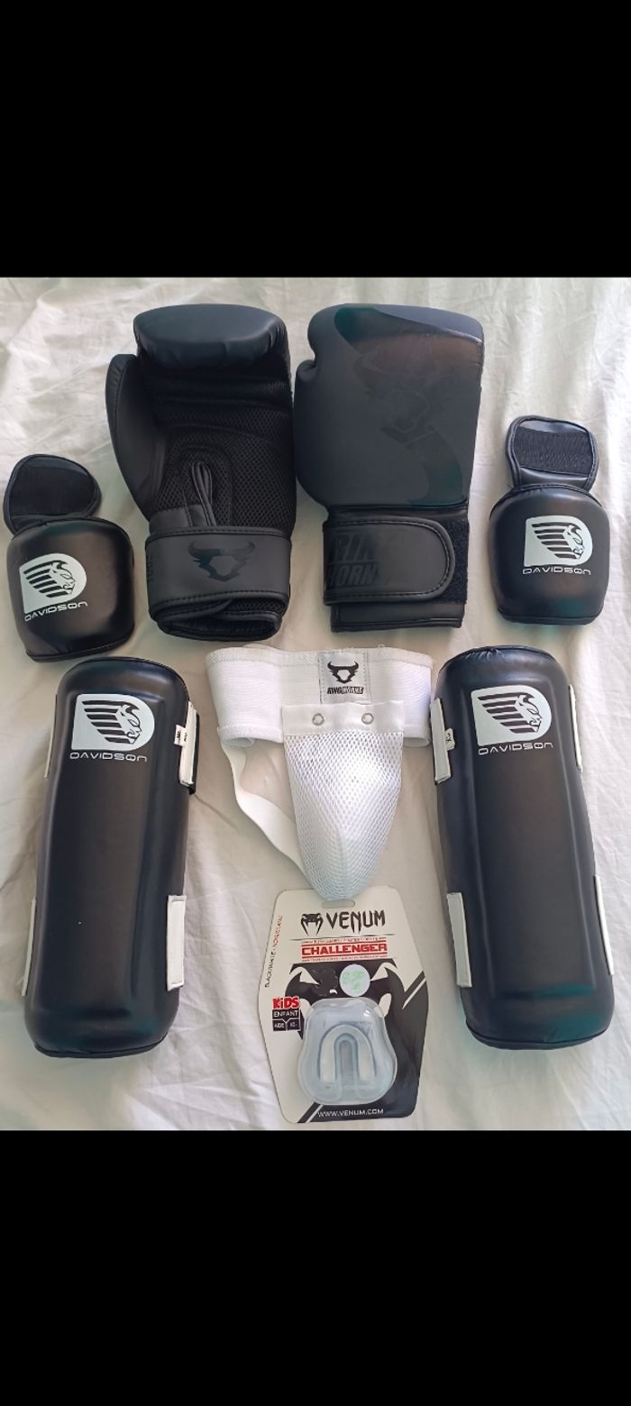 Lot d'équipement de sport de combat pour enfant (Krav maga, boxe, self défense, MMA, arts martiaux)