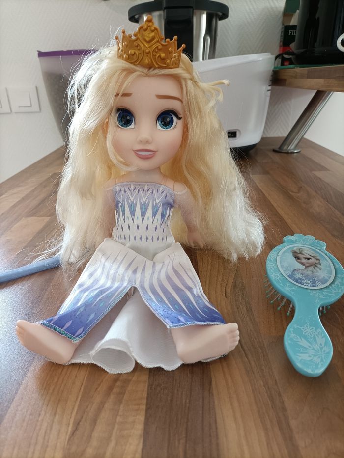 Poupée Reine des Neiges Elsa 33 cm fait de la musique - photo numéro 2