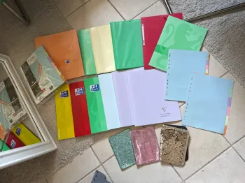 Quelques cadeaux avec ce Gros lot de cahiers - intercalaires - pochette agenda