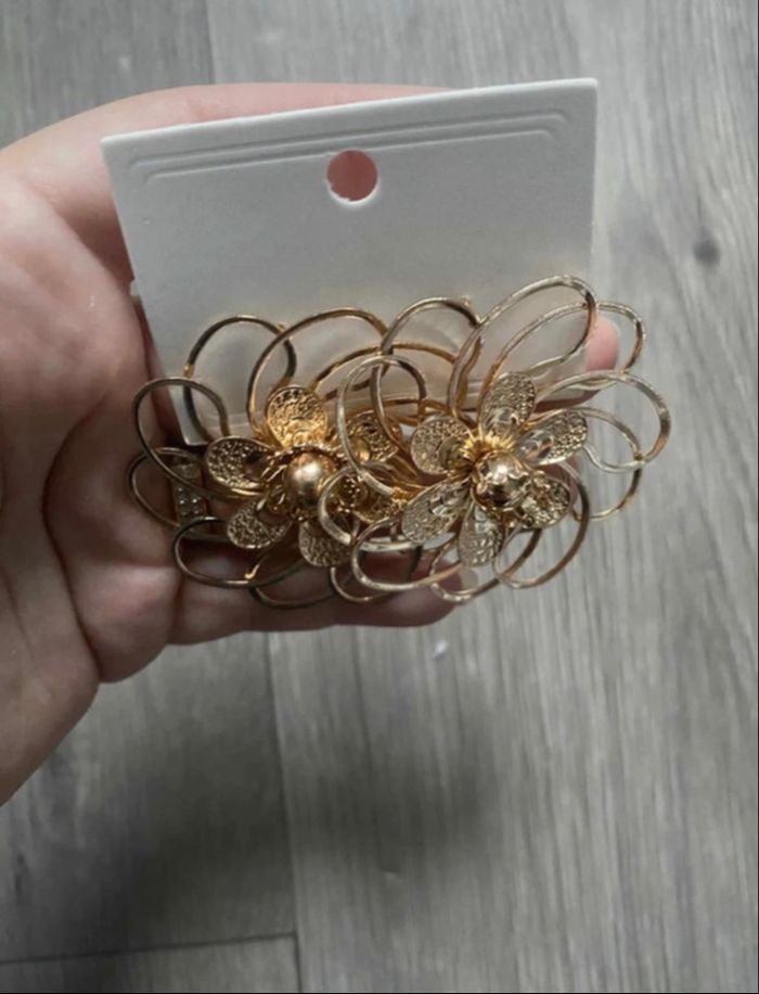 Boucles d’oreilles NEUVES avec étiquette femme forme fleurs couleur doré - photo numéro 6
