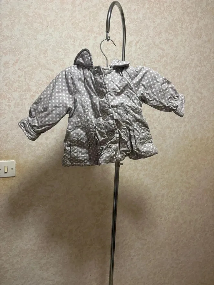 Manteau avec capuche détachable taille 9mois marque tape à l'œil