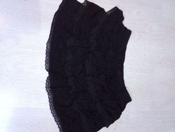 Petite jupe noire à volant