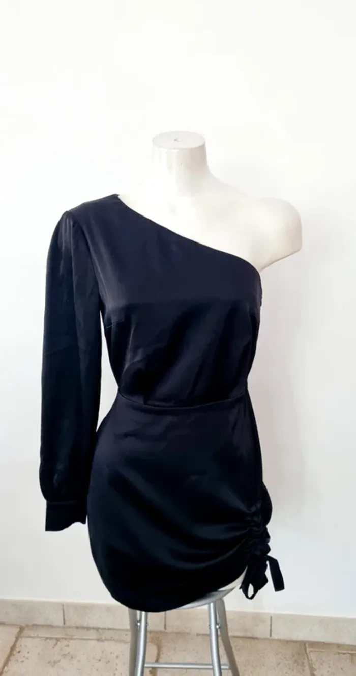 Robe noire satiné kookai asymétrique 36