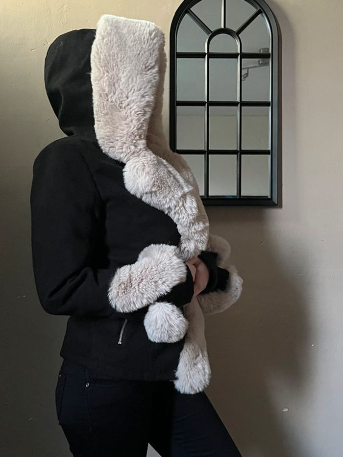 Manteau noir épais court à capuche avec fausse fourrure