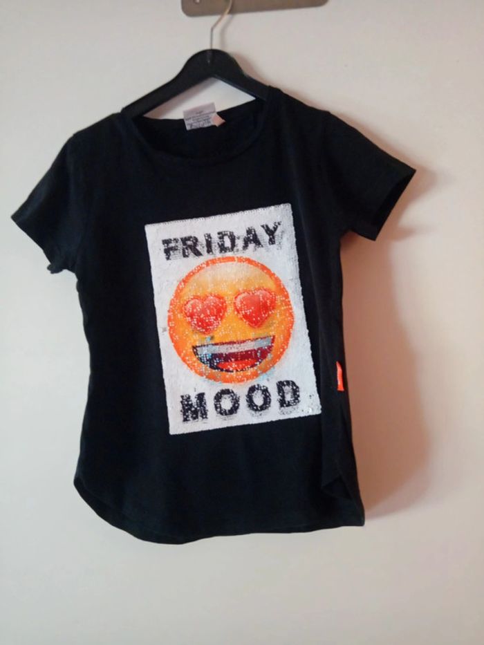Joli Tee-shirt noir. Taille 9 ans