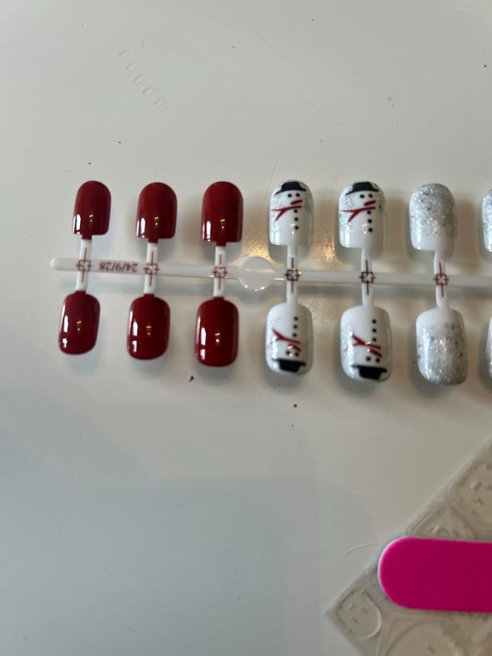 Press-on nails / Faux ongles x 24 NEUFS pour femme thème Noël 🎄☃️ couleurs rouge et blanc - photo numéro 6