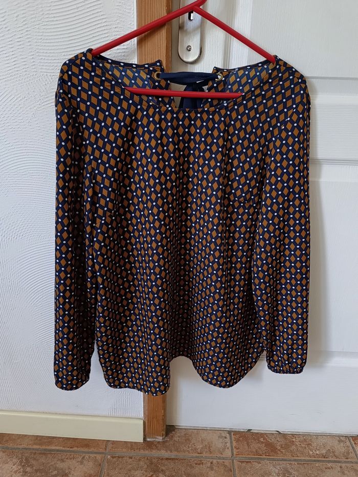 Blouse femme peu portée. Noeud dans le dos - photo numéro 2