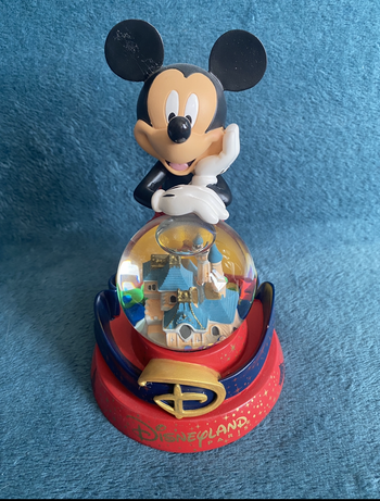 Snow globe Mickey