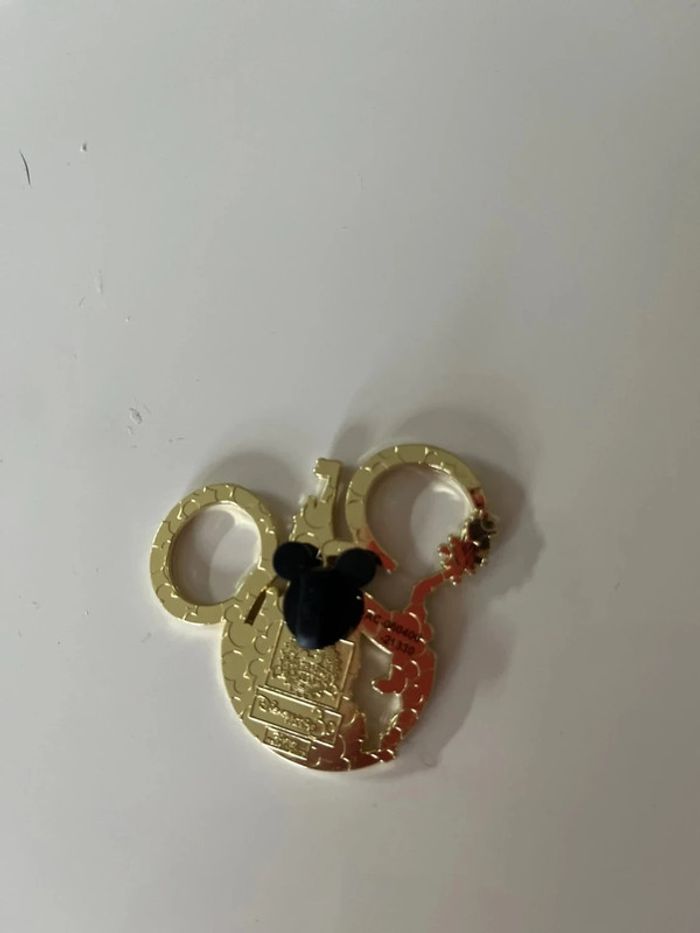 Pin’s collector 30 ans Disneyland Paris - photo numéro 2