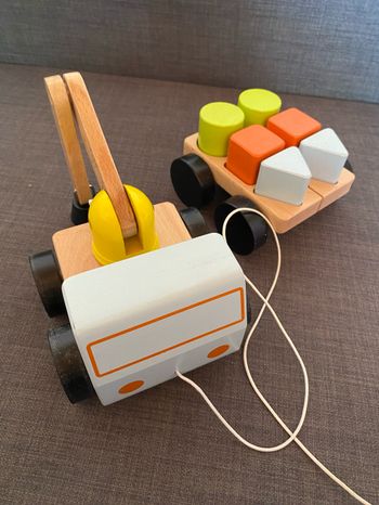 Petit camion avec forme à empilé aimantés