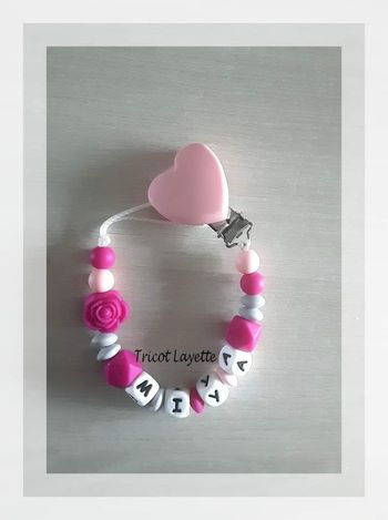Attache tétine fleur