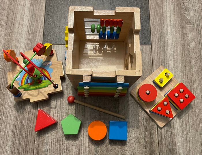 Cube d’activités en bois