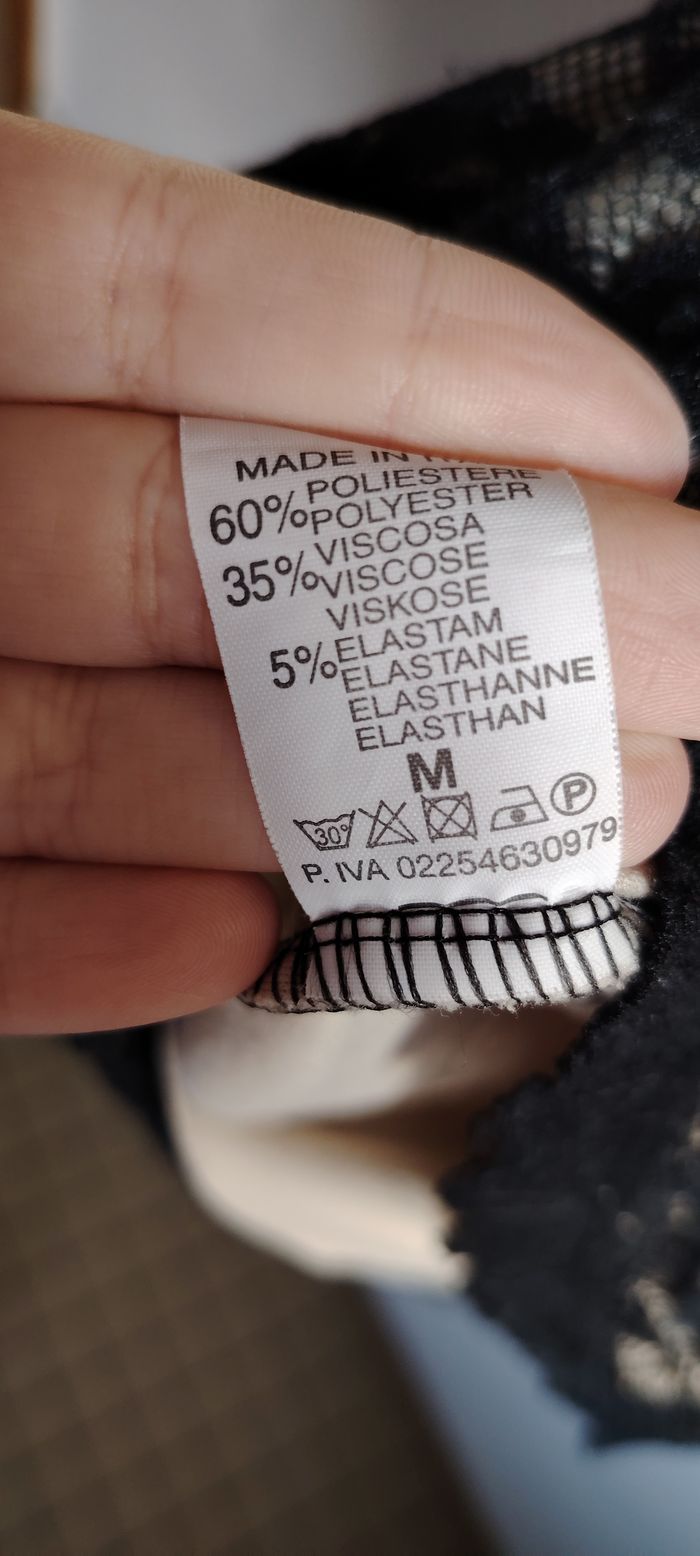 Robe moulante noire en dentelle florale – élégante, chic et stretch – Taille M - photo numéro 4