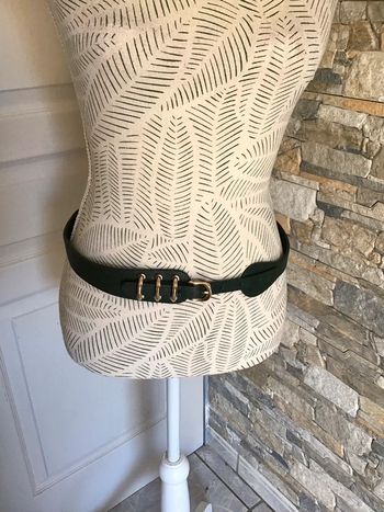 Ceinture de coloris vert foncé et doré de taille 80