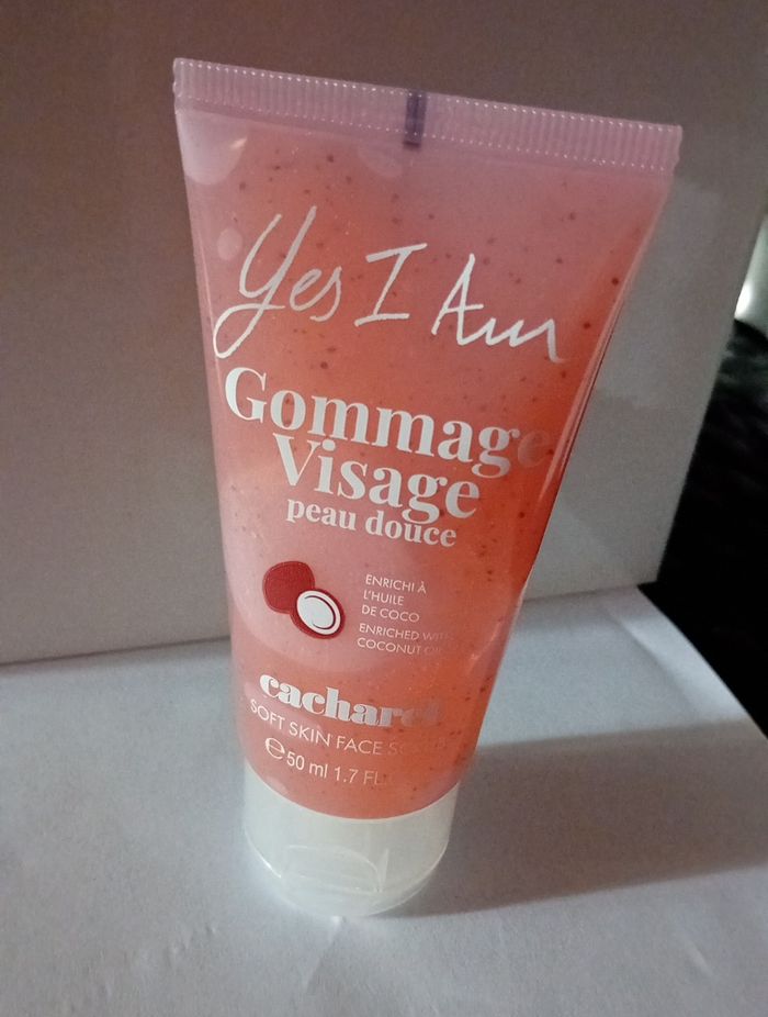 Gommage visage cacharel. Yes i am. Contenance 50 ml. Neuf