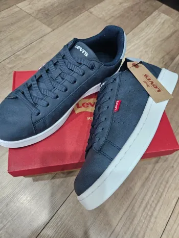 Très belles baskets garçon,  marque Levi's,  bleu marine, pointure 39